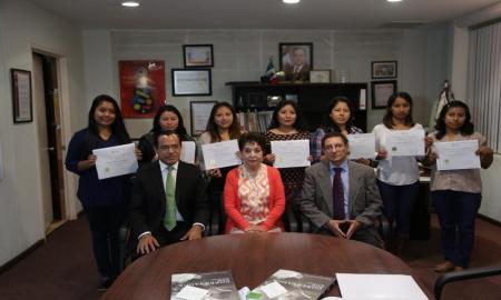 Entregan certificados de lengua inglesa a jÃ³venes becarias indÃ­genas