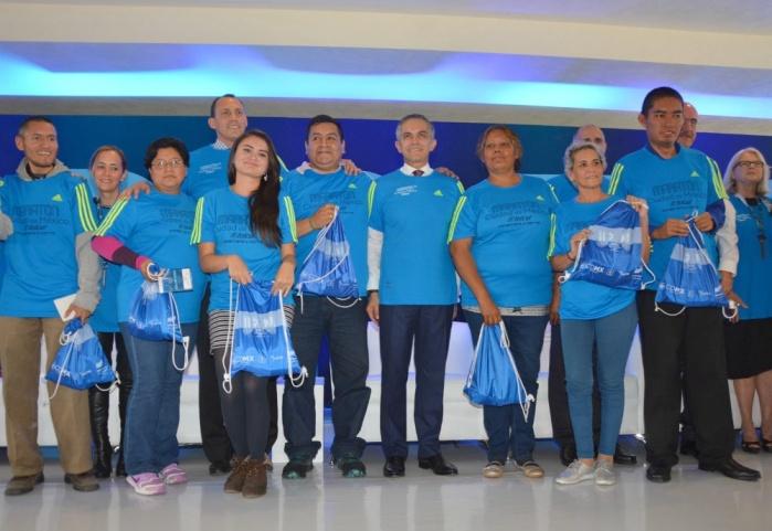Presenta Jefe de Gobierno playera y medalla del Maratón de la CDMX Telcel 2016