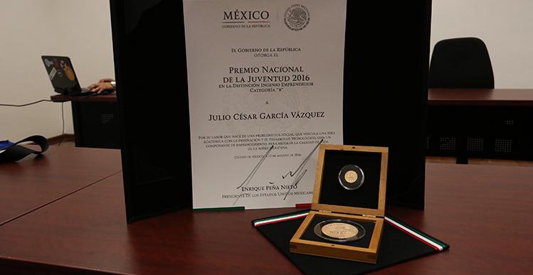 Reconocen a dos politécnicos con el Premio Nacional de la Juventud 2016