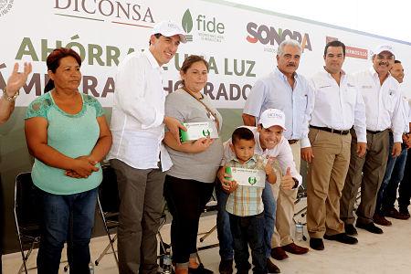 Entregan focos ahorradores a familias de poblado Miguel Alemán