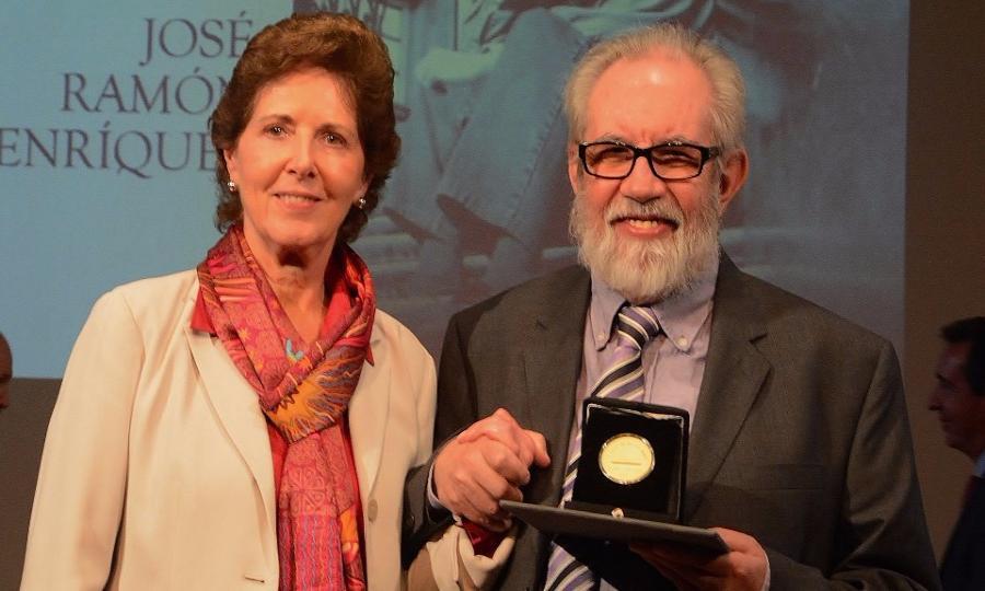 La directora general del INBA entregó la Medalla Bellas Artes 2016 al dramaturgo José Ramón Enríquez