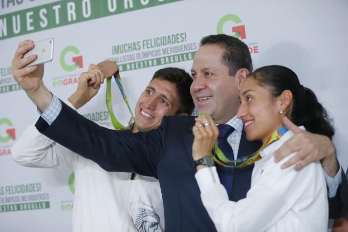 Entregan estímulos económicos a mexiquenses medallistas olímpicos en Río 2016