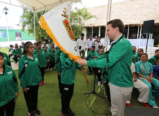 Abandera Manuel Velasco delegación Chiapas de los Juegos Nacionales Populares