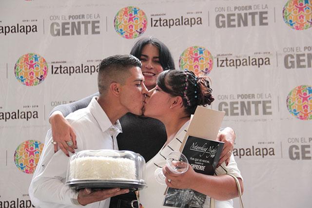 SE REALIZAN BODAS COLECTIVAS EN LA EXPLANADA DE LA DELEGACIÓN IZTAPALAPA