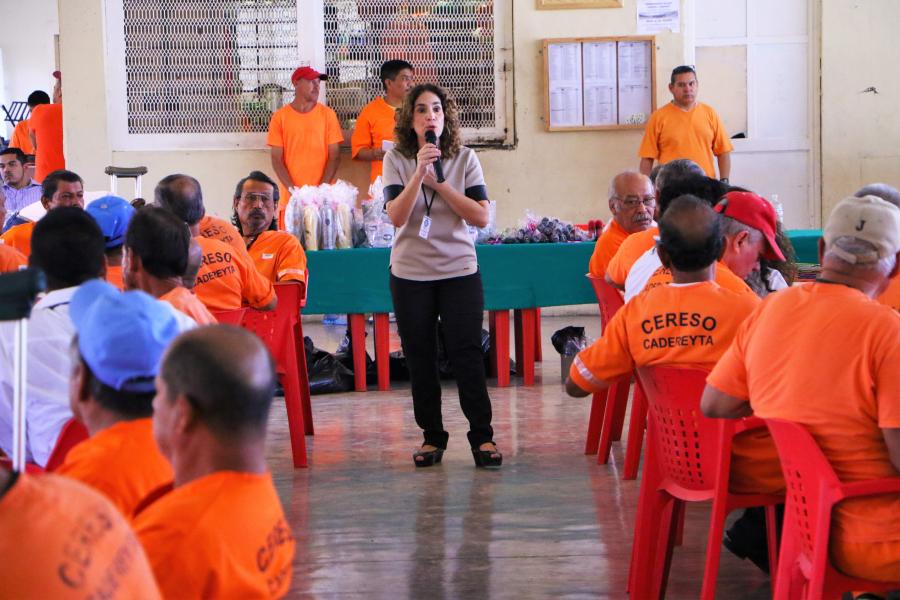 Festejan a adultos mayores en Penales estatales