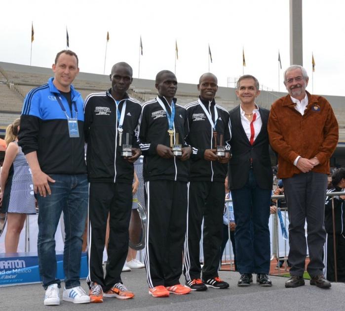 Entrega Jefe de Gobierno preseas a ganadores del Maratón de CDMX