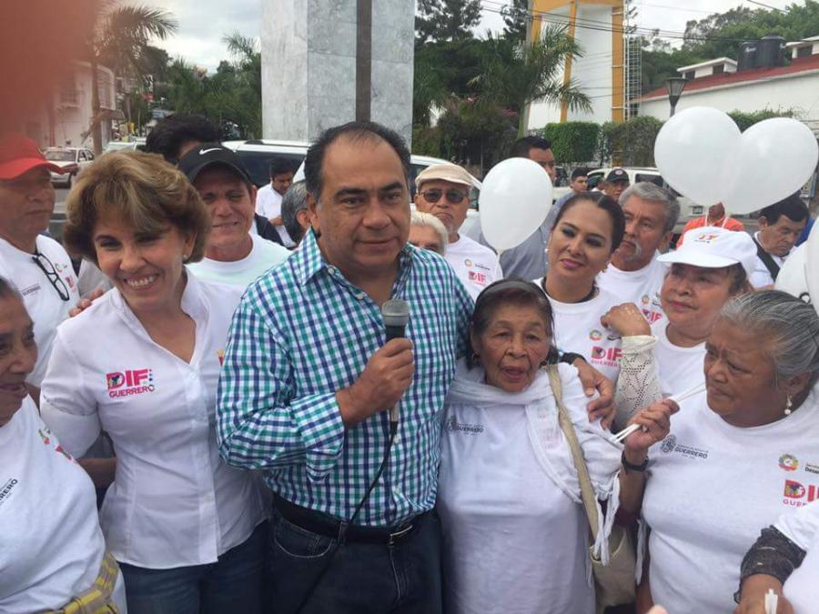 Encabezan Héctor Astudillo y Mercedes Calvo caminata por el Día del Adulto Mayor