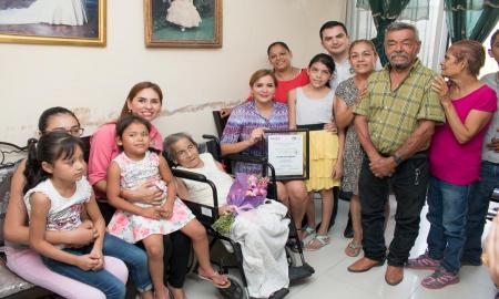 Reconoce DIF NL a abuelitos centenarios