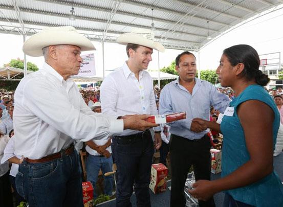 Gobernador da banderazo de salida a la entrega de apoyos a 3 mil 500 productores