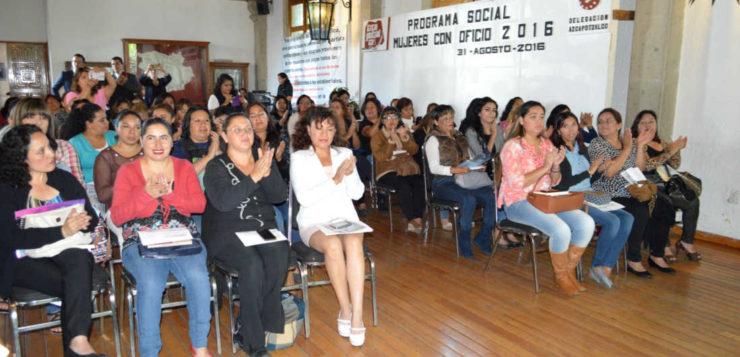 Entrega Azcapotzalco tarjetas a mujeres plomeras