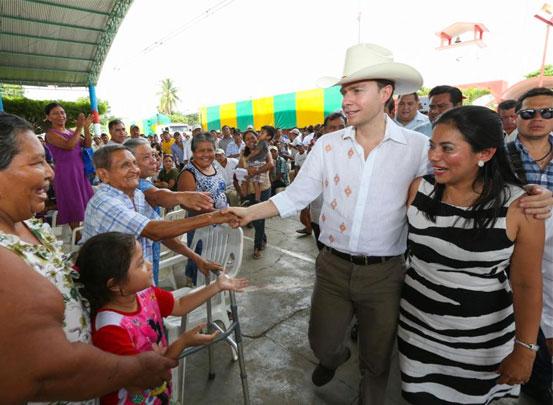 Velasco pone en marcha el Programa Piso Seguro en Frontera Hidalgo