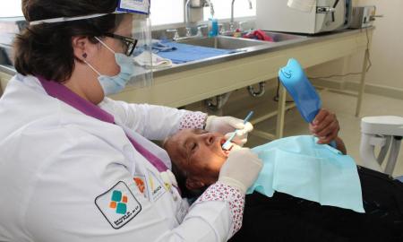 La clÃ­nica de odontogeriatrÃ­a atendiÃ³ a alrededor de mil 350 adultos mayores en su primer aÃ±o