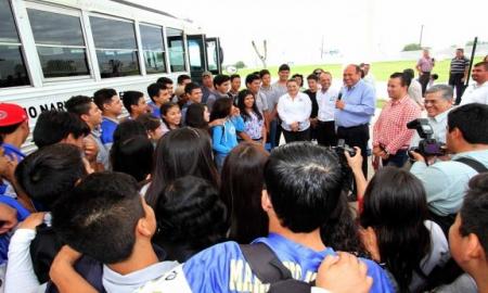 Cumple Gobernador RubÃ©n Moreira con jÃ³venes estudiantes