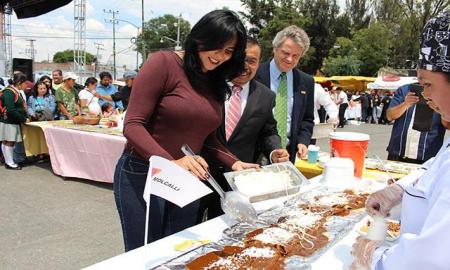 SUPERA IZTAPALAPA SU PROPIO RÃ‰CORD DE LA ENCHILADA MÃS GRANDE AL ELABORAR UNA DE 100 METROS DE LARGO