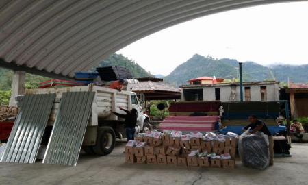 Entrega PC apoyos a familias afectadas en Calcahualco