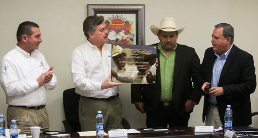 REITERA GOBERNADOR FRANCISCO VEGA COMPROMISO CON EL DESARROLLO DEL SECTOR GANADERO DE LA ENTIDAD
