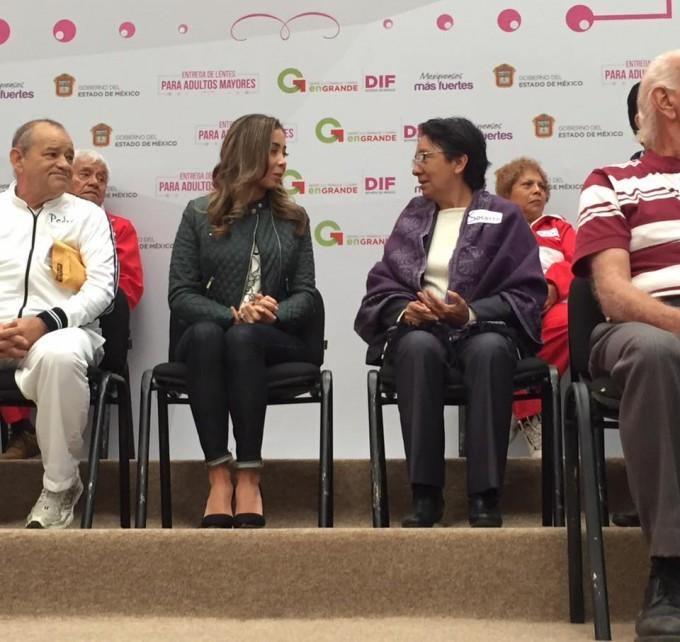 Entregan lentes, bastones y aparatos auditivos a 2 mil abuelitos mexiquenses
