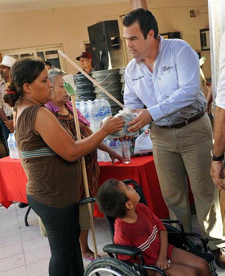 Entrega Sedesson primeros apoyos emergentes a damnificados por Newton en Guaymas y Empalme
