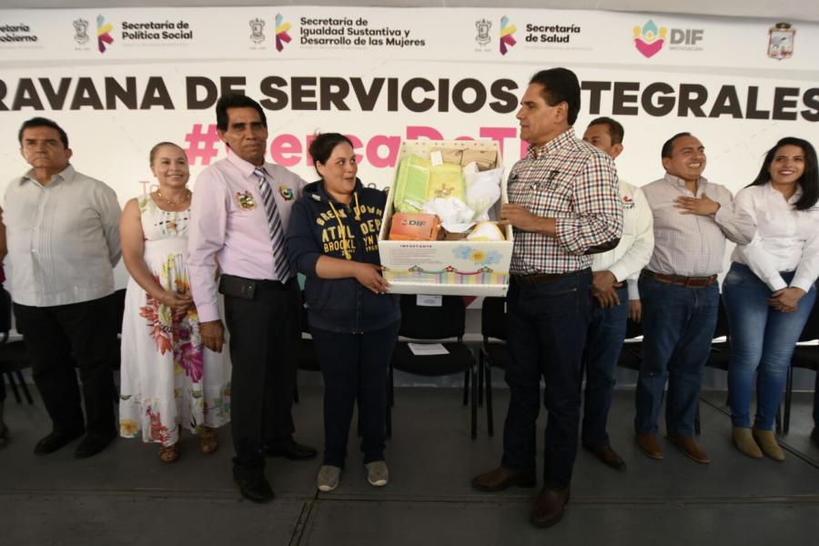 Acerca Gobernador apoyos sociales a habitantes de Tanhuato
