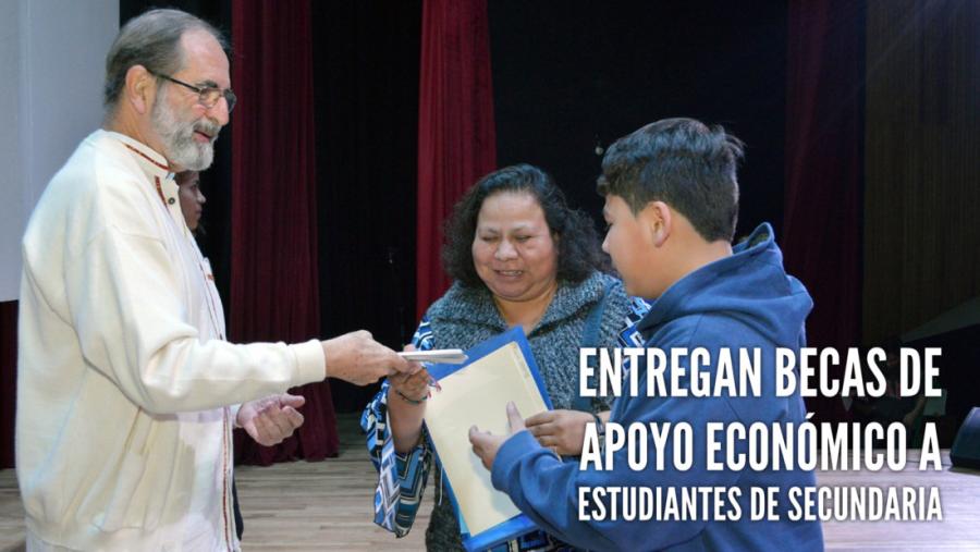 Entregan becas de apoyo económico a estudiantes de secundaria