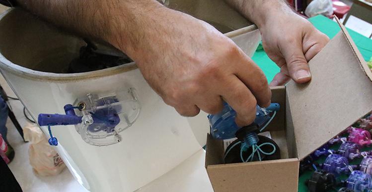 Logra politécnico ahorro de agua con dispositivo para inodoros