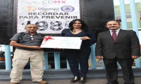 ENTREGA DIONE ANGUIANO CONSTANCIAS DE CAPACITACIÃ“N EN MATERIA DE PROTECCIÃ“N CIVIL