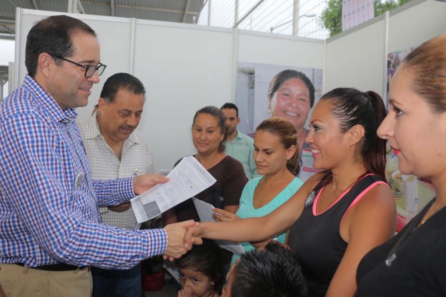 Entrega el gobernador becas a jóvenes en proceso de rehabilitación de adicciones