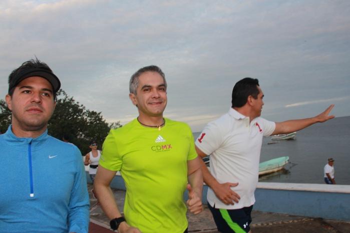 Encabeza Jefe de Gobierno carrera por malecón de Campeche