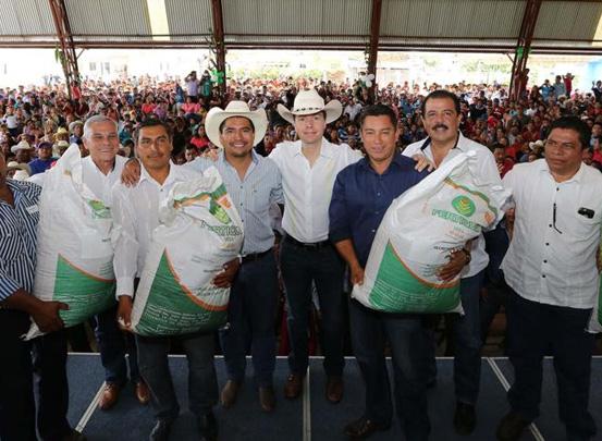 Manuel Velasco beneficia a cerca de 500 familias de La Independencia con proyectos de traspatio