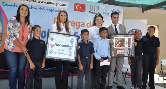 RECIBE PRESIDENTA DE DIF B. C DONATIVO PARA ALBERGUE TEMPORAL DE LA EMBAJADA DE TURQUÍA Y DIF NACIONAL
