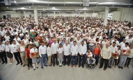 Reciben bachilleres de Centro 4 mil 945 tabletas electrÃ³nicas