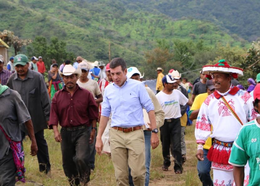 Encabeza SEDIS reunión con Wixárikas de San Sebastián de Teponahuaxtlán