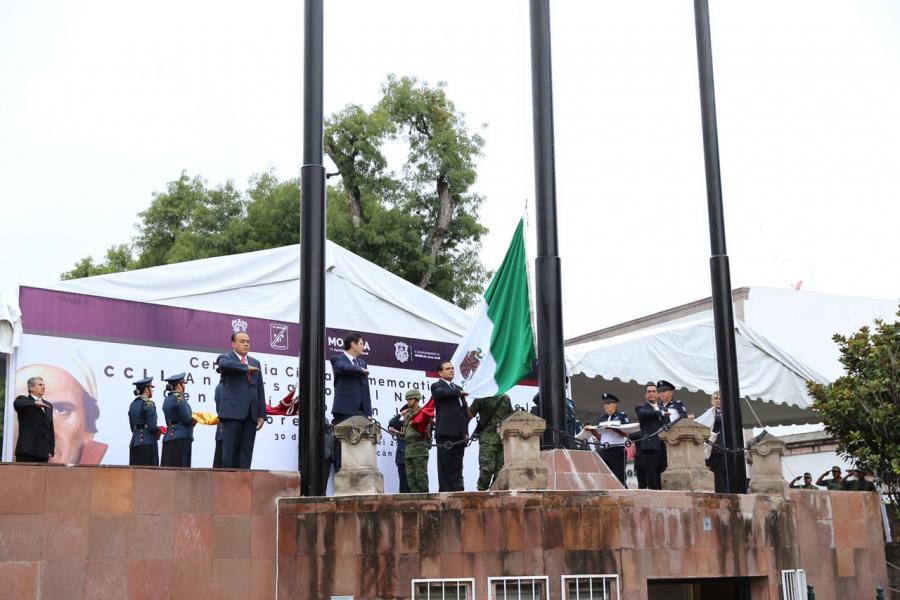 Encabeza Gobernador izamiento de Bandera Nacional en Morelia