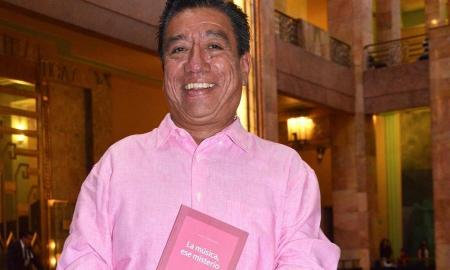 Pablo Espinosa presentÃ³ en Bellas Artes La mÃºsica, ese misterio, un libro â€œescrito con el almaâ€