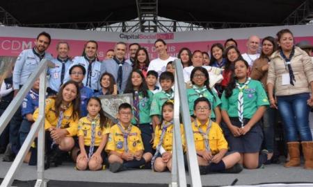 Forman scouts "La Flor de Lis mÃ¡s grande del mundo" en el ZÃ³calo de la CDMX
