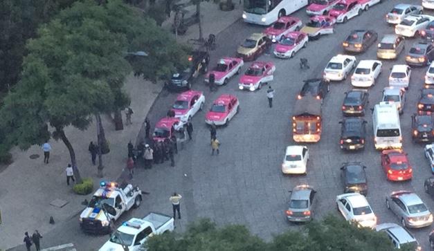 Enfrentamiento entre taxistas y granaderos