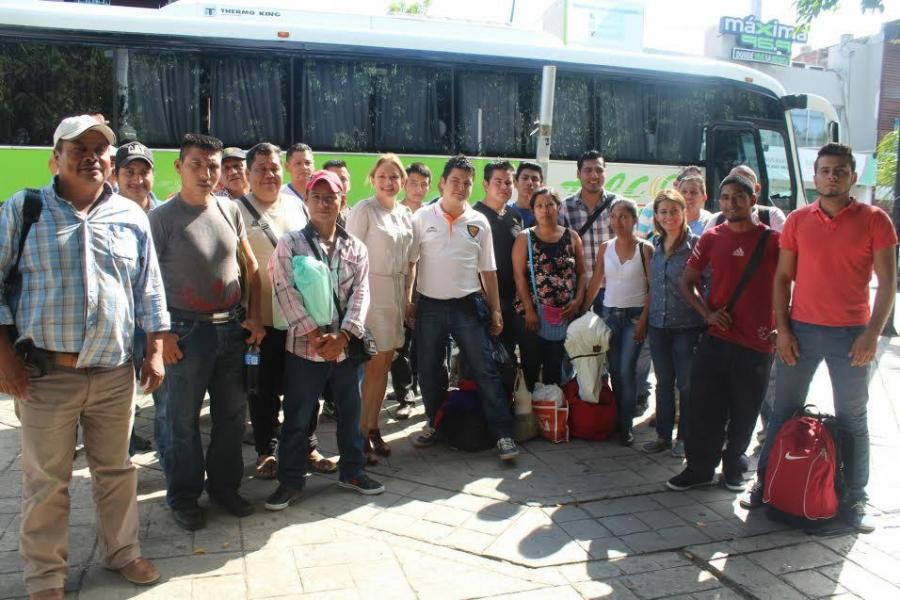 Viajan 100 chiapanecos para trabajar en Foxconn Baja California