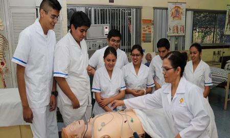 Estudiantes de enfermerÃ­a del IPN complementan preparaciÃ³n con maniquÃ­s