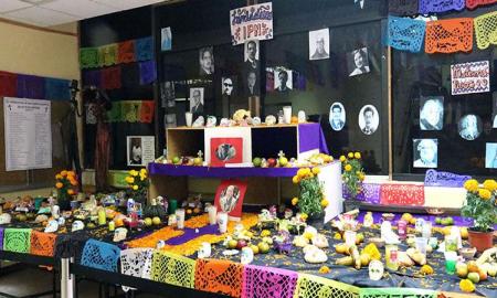 Recuerdan con ofrenda tradicional a decano del CECyT14