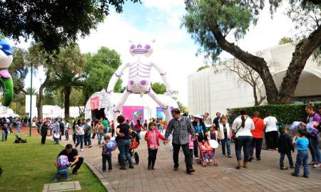 Entre vampiros, brujas, catrinas y esqueletos, familias disfrutan de la 16 Feria de las Calacas