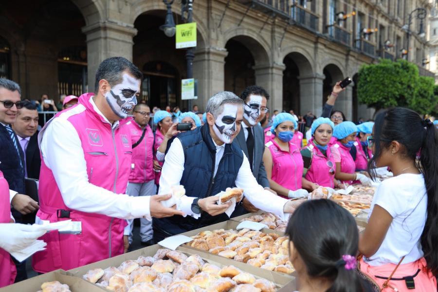 Comparte Jefe de Gobierno pan de muerto en el Zócalo de la CDMX