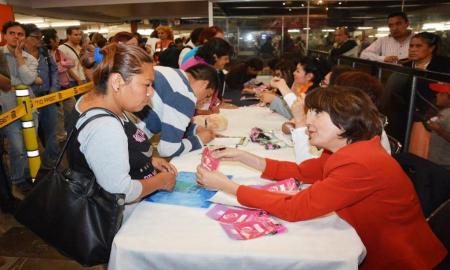 Gobierno de CDMX continÃºa con la entrega de silbatos â€œVive Seguraâ€