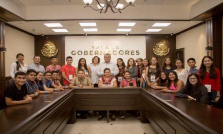 RECIBE CARLOS MENDOZA A INTEGRANTES DEL PARLAMENTO JUVENIL 2016