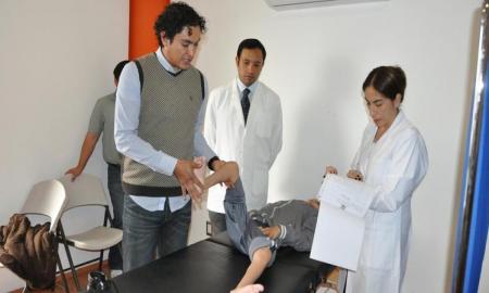 Coadyuvan politÃ©cnicos a tratar parÃ¡lisis infantil con acupuntura