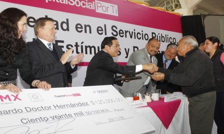Reconoce Gobierno a trabajadores con mÃ¡s antigÃ¼edad en SACMEX