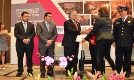 Miguel Torruco entregÃ³ constancias de capacitaciÃ³n a mil 273 empleados 