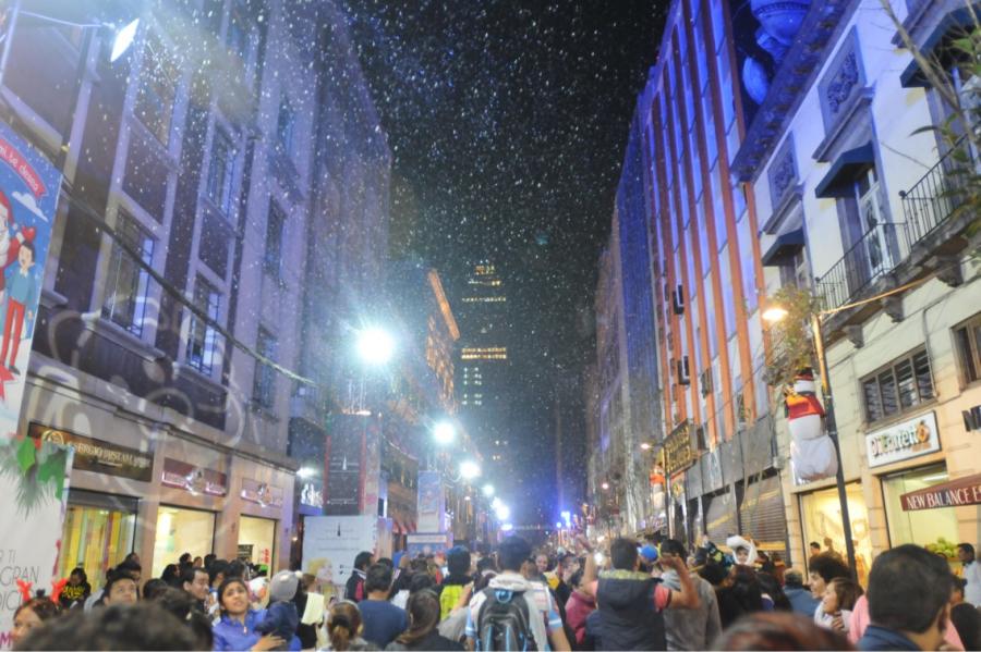 SimularÃ¡n caÃ­da de nieve en calle Madero