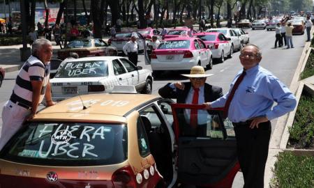 Taxistas paralizan la ciudad