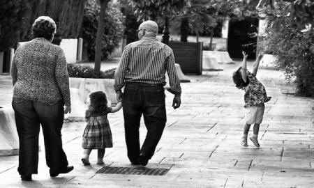 AVALAN APOYO A LEY PARA ABUELAS QUE SE HACEN CARGO DE SUS NIETOS