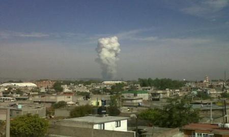 Fuertes explosiones en mercado de pirotecnia de Tultepec